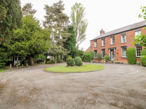 4 bedroom property near Staffordshire, England