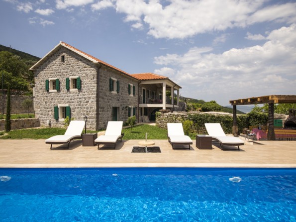 Villa with pool in Montenegro